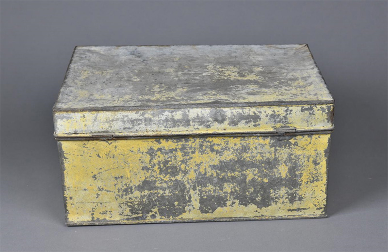 1896年张裕公司经理张成卿用过的铁皮箱子
